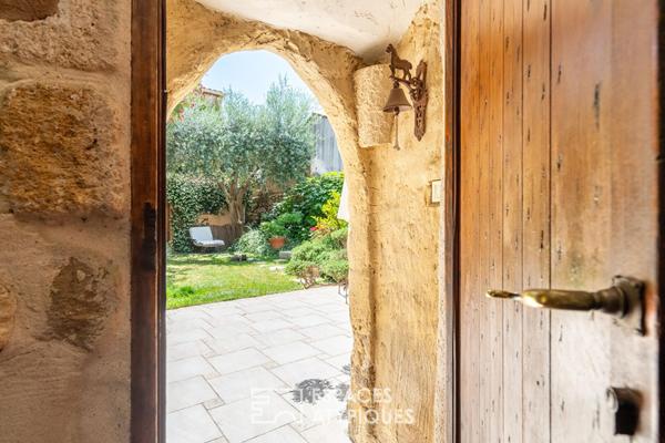 Mas en pierre du XVII° avec jardin