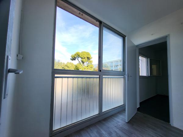APPARTEMENT 4 PIECES AVEC BALCON VUE SUR JARDIN