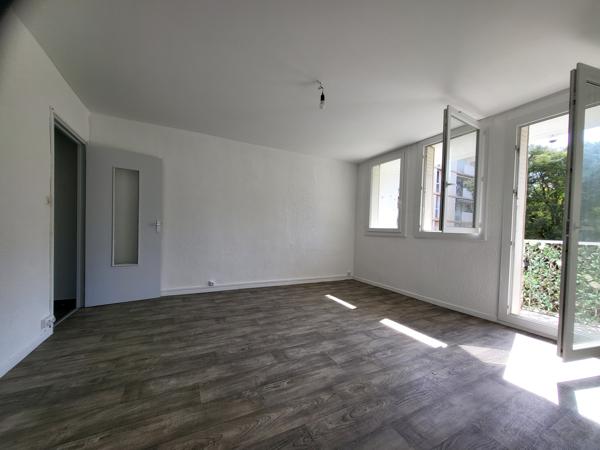 APPARTEMENT 4 PIECES AVEC BALCON VUE SUR JARDIN