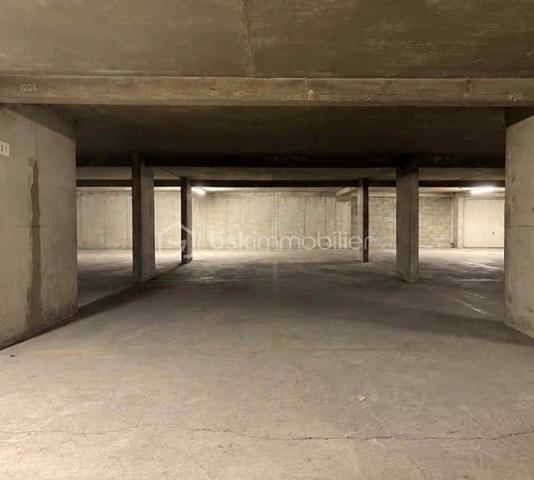 Opportunité d'investissement ou occupant final – Emplacement de stationnement privatif au cœur du 15ᵉ arrondissement.

Au 81 rue Dutot (Bâtiment A), dans un secteur recherché où le stationnement sur voirie est complexe et réglementé, découvrez cet emplacement de parking privatif en sous-sol.

Caractéristiques du bien :
•	Surface : 11,78 m² (Largeur : 2,41 m | Longueur : 4,89 m).
•	Hauteur utile à la place : 2,01 m.
•	Gabarit des accès : Rampe large de 2,47 m avec hauteur de passage de 2,02 m (affichage indicatif 1,90 m à l'entrée par précaution). Convient parfaitement aux berlines, SUV ou véhicules utilitaires légers.
•	Sécurité : Accès sécurisé par Vigik / badge contrôlé au niveau du bâtiment A.

Situation locative & Profils d'acquéreurs :
•	Pour un investisseur : Le bien est actuellement loué 107 € / mois, offrant une rentabilité brute immédiate de 5,84 % (frais d'agence inclus). Placement patrimonial sécurisé, à faible charge et sans risque de dégradation.
•	Pour un occupant privé : Vous recherchez une place pour votre propre véhicule ? Le bail civil en cours peut être résilié rapidement sous un préavis d'un mois, vous garantissant une jouissance rapide du bien.

Une belle opportunité sur le secteur ! Contactez-moi dès aujourd'hui pour organiser votre visite.