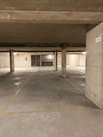 Opportunité d'investissement ou occupant final – Emplacement de stationnement privatif au cœur du 15ᵉ arrondissement.

Au 81 rue Dutot (Bâtiment A), dans un secteur recherché où le stationnement sur voirie est complexe et réglementé, découvrez cet emplacement de parking privatif en sous-sol.

Caractéristiques du bien :
•	Surface : 11,78 m² (Largeur : 2,41 m | Longueur : 4,89 m).
•	Hauteur utile à la place : 2,01 m.
•	Gabarit des accès : Rampe large de 2,47 m avec hauteur de passage de 2,02 m (affichage indicatif 1,90 m à l'entrée par précaution). Convient parfaitement aux berlines, SUV ou véhicules utilitaires légers.
•	Sécurité : Accès sécurisé par Vigik / badge contrôlé au niveau du bâtiment A.

Situation locative & Profils d'acquéreurs :
•	Pour un investisseur : Le bien est actuellement loué 107 € / mois, offrant une rentabilité brute immédiate de 5,84 % (frais d'agence inclus). Placement patrimonial sécurisé, à faible charge et sans risque de dégradation.
•	Pour un occupant privé : Vous recherchez une place pour votre propre véhicule ? Le bail civil en cours peut être résilié rapidement sous un préavis d'un mois, vous garantissant une jouissance rapide du bien.

Une belle opportunité sur le secteur ! Contactez-moi dès aujourd'hui pour organiser votre visite.