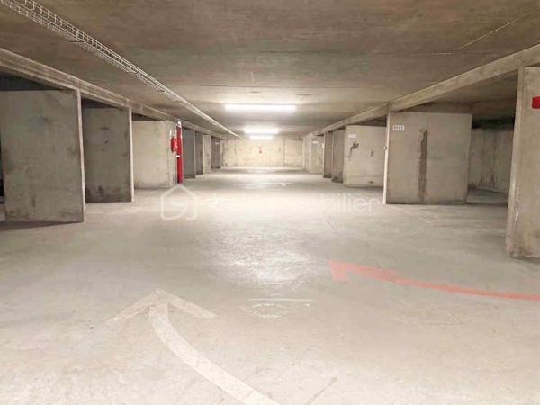 Opportunité d'investissement ou occupant final – Emplacement de stationnement privatif au cœur du 15ᵉ arrondissement.

Au 81 rue Dutot (Bâtiment A), dans un secteur recherché où le stationnement sur voirie est complexe et réglementé, découvrez cet emplacement de parking privatif en sous-sol.

Caractéristiques du bien :
•	Surface : 11,78 m² (Largeur : 2,41 m | Longueur : 4,89 m).
•	Hauteur utile à la place : 2,01 m.
•	Gabarit des accès : Rampe large de 2,47 m avec hauteur de passage de 2,02 m (affichage indicatif 1,90 m à l'entrée par précaution). Convient parfaitement aux berlines, SUV ou véhicules utilitaires légers.
•	Sécurité : Accès sécurisé par Vigik / badge contrôlé au niveau du bâtiment A.

Situation locative & Profils d'acquéreurs :
•	Pour un investisseur : Le bien est actuellement loué 107 € / mois, offrant une rentabilité brute immédiate de 5,84 % (frais d'agence inclus). Placement patrimonial sécurisé, à faible charge et sans risque de dégradation.
•	Pour un occupant privé : Vous recherchez une place pour votre propre véhicule ? Le bail civil en cours peut être résilié rapidement sous un préavis d'un mois, vous garantissant une jouissance rapide du bien.

Une belle opportunité sur le secteur ! Contactez-moi dès aujourd'hui pour organiser votre visite.