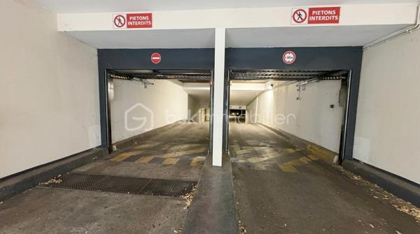 Opportunité d'investissement ou occupant final – Emplacement de stationnement privatif au cœur du 15ᵉ arrondissement.

Au 81 rue Dutot (Bâtiment A), dans un secteur recherché où le stationnement sur voirie est complexe et réglementé, découvrez cet emplacement de parking privatif en sous-sol.

Caractéristiques du bien :
•	Surface : 11,78 m² (Largeur : 2,41 m | Longueur : 4,89 m).
•	Hauteur utile à la place : 2,01 m.
•	Gabarit des accès : Rampe large de 2,47 m avec hauteur de passage de 2,02 m (affichage indicatif 1,90 m à l'entrée par précaution). Convient parfaitement aux berlines, SUV ou véhicules utilitaires légers.
•	Sécurité : Accès sécurisé par Vigik / badge contrôlé au niveau du bâtiment A.

Situation locative & Profils d'acquéreurs :
•	Pour un investisseur : Le bien est actuellement loué 107 € / mois, offrant une rentabilité brute immédiate de 5,84 % (frais d'agence inclus). Placement patrimonial sécurisé, à faible charge et sans risque de dégradation.
•	Pour un occupant privé : Vous recherchez une place pour votre propre véhicule ? Le bail civil en cours peut être résilié rapidement sous un préavis d'un mois, vous garantissant une jouissance rapide du bien.

Une belle opportunité sur le secteur ! Contactez-moi dès aujourd'hui pour organiser votre visite.