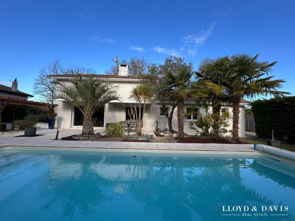 Saint-Jean d'Illac Bourg- Maison contemporaine avec piscine et dépendance