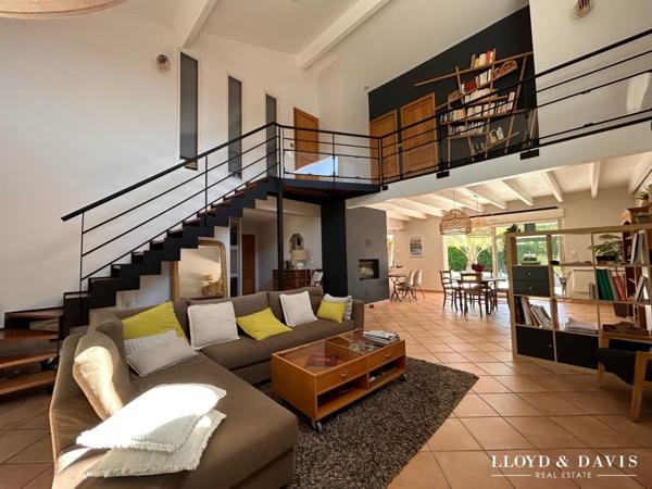 Saint-Jean d'Illac Bourg- Maison contemporaine avec piscine et dépendance