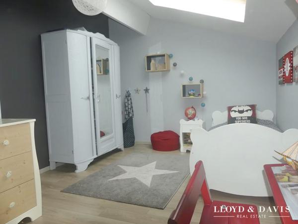 Saint-Jean d'Illac Bourg- Maison contemporaine avec piscine et dépendance