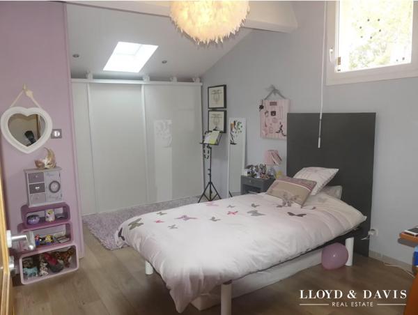 Saint-Jean d'Illac Bourg- Maison contemporaine avec piscine et dépendance