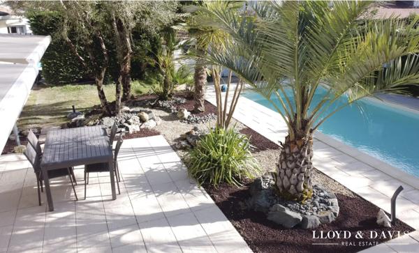Saint-Jean d'Illac Bourg- Maison contemporaine avec piscine et dépendance