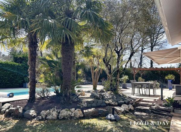 Saint-Jean d'Illac Bourg- Maison contemporaine avec piscine et dépendance