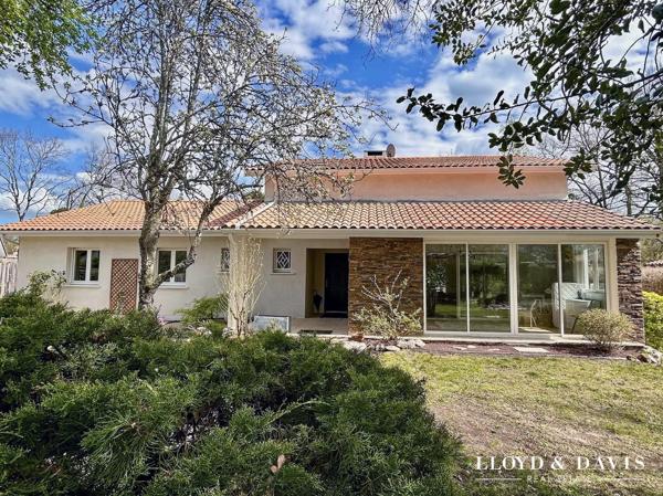 Saint-Jean d'Illac Bourg- Maison contemporaine avec piscine et dépendance