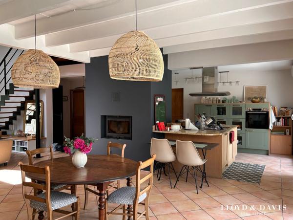 Saint-Jean d'Illac Bourg- Maison contemporaine avec piscine et dépendance