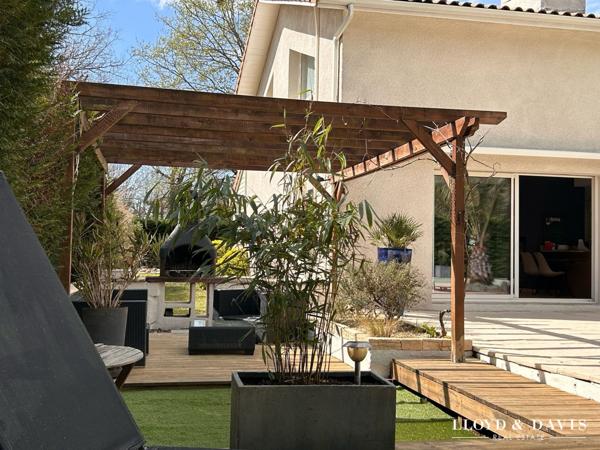 Saint-Jean d'Illac Bourg- Maison contemporaine avec piscine et dépendance