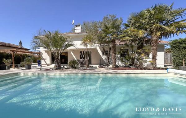 Saint-Jean d'Illac Bourg- Maison contemporaine avec piscine et dépendance