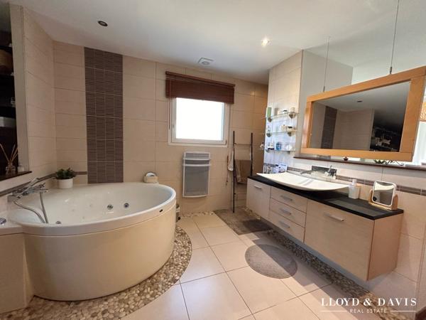 Saint-Jean d'Illac Bourg- Maison contemporaine avec piscine et dépendance