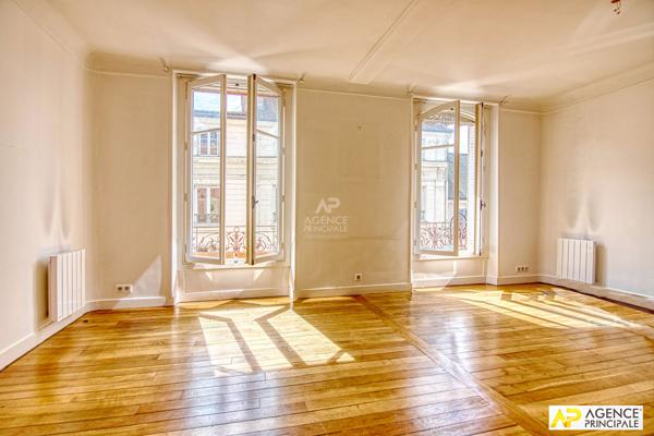 Versailles Saint-Louis Appartement 3 pièces d'environ 61 m² situé au 2ème étage avec chambre de service de 10.42 m² carrez et cave 475 000 € **  - Référence  28297