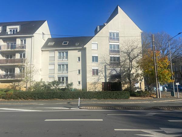 A vendre, Angers les hauts de la doutre, appartement type 3 lumineux exposé Sud Est, 3ème étage, ascenseur, 2 chambres, balcon, cuisine aménagée équipée, cave, garage fermé.