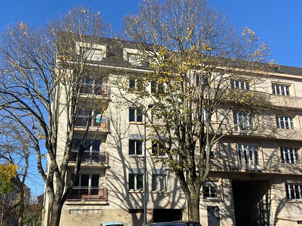A vendre, Angers les hauts de la doutre, appartement type 3 lumineux exposé Sud Est, 3ème étage, ascenseur, 2 chambres, balcon, cuisine aménagée équipée, cave, garage fermé.