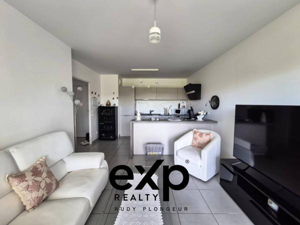 Appartement T3 avec balcon, piscine, parking et garage double inclus