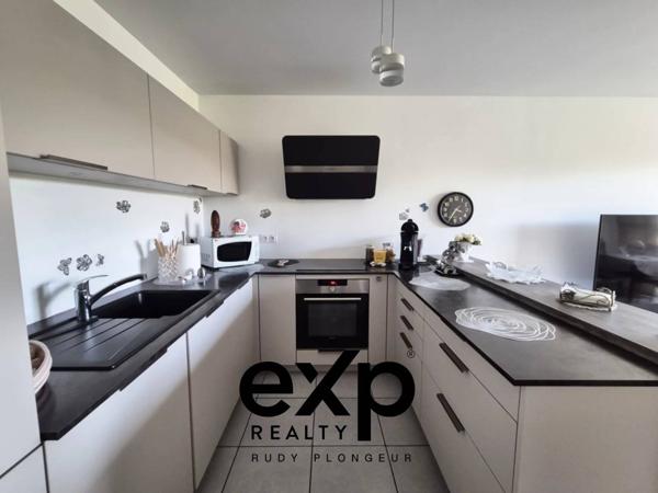 Appartement T3 avec balcon, piscine, parking et garage double inclus