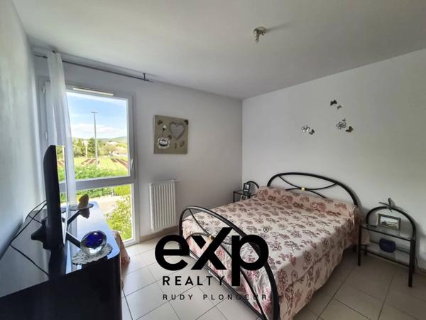 Appartement T3 avec balcon, piscine, parking et garage double inclus