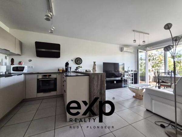 Appartement T3 avec balcon, piscine, parking et garage double inclus