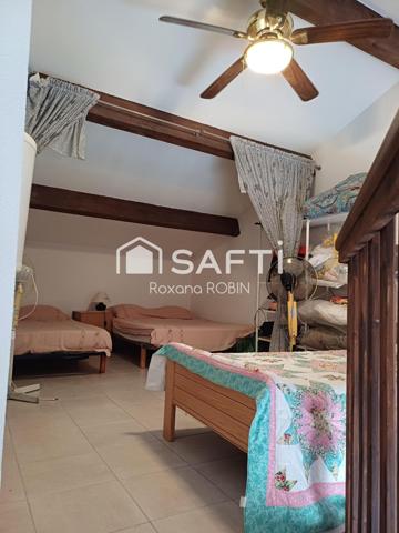 situé à 2 minutes du port et à 5 minutes de la plage, Ce t3 offre un cadre de vie privilégié,