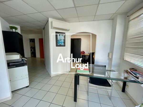 Bureaux à vendre à Vauvert en rez-de-chaussée avec parking sécurisé