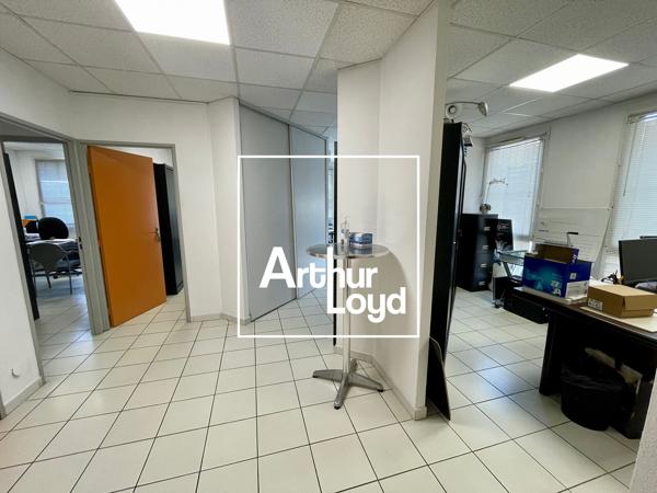 Bureaux à vendre à Vauvert en rez-de-chaussée avec parking sécurisé