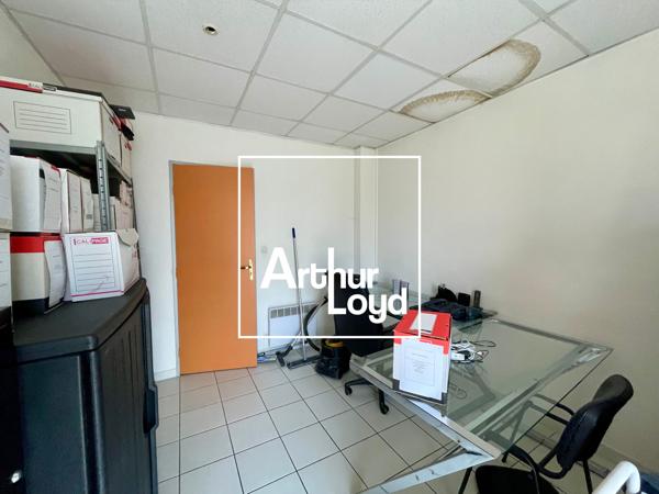 Bureaux à vendre à Vauvert en rez-de-chaussée avec parking sécurisé