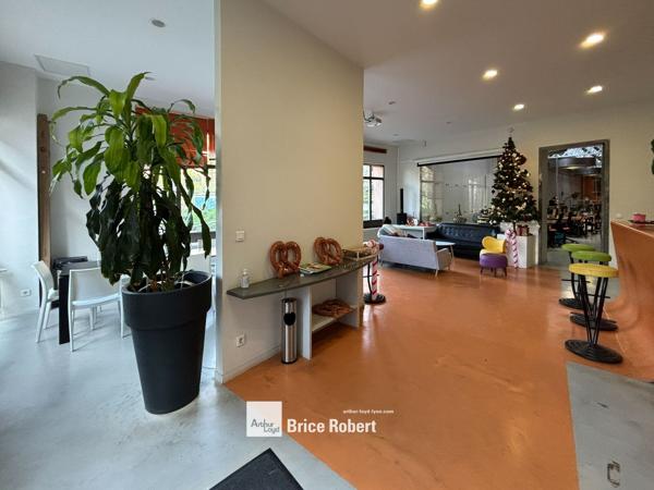 Bureaux à louer dans immeuble indépendant à Lyon espace modulable lumineux