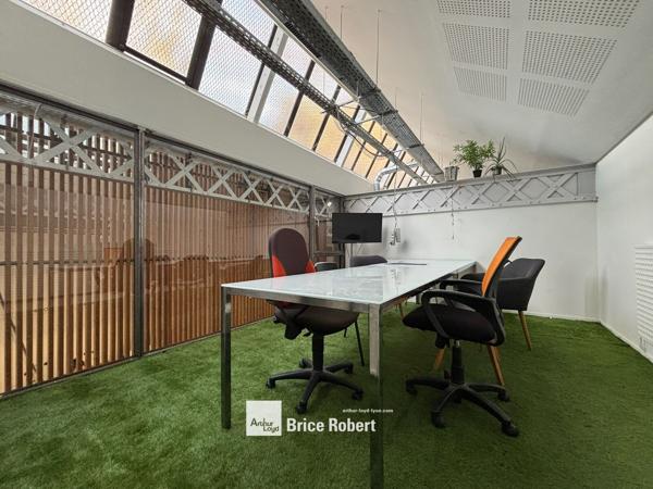 Bureaux à louer dans immeuble indépendant à Lyon espace modulable lumineux