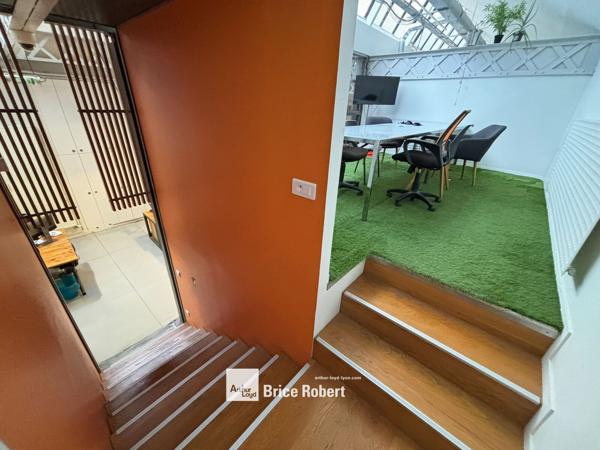 Bureaux à louer dans immeuble indépendant à Lyon espace modulable lumineux