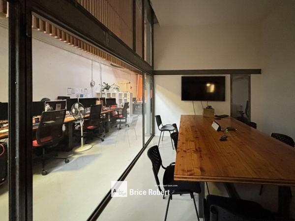 Bureaux à louer dans immeuble indépendant à Lyon espace modulable lumineux