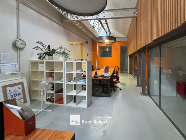 Bureaux à louer dans immeuble indépendant à Lyon espace modulable lumineux