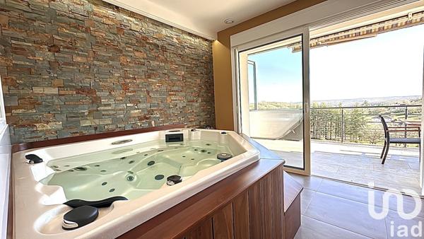 Maison 6 pièces de 220 m² à Crayssac (46150)