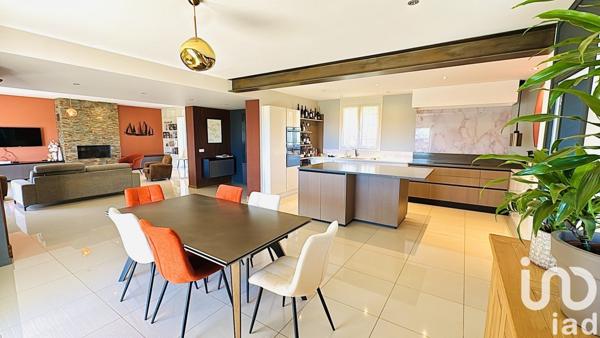 Maison 6 pièces de 220 m² à Crayssac (46150)