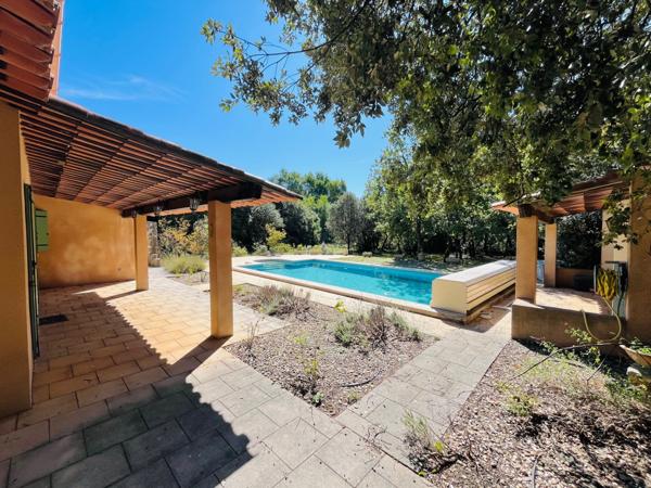 Saint-Saturnin-lès-Apt (84490) Villa avec piscine sur 6000 m² de terrain
