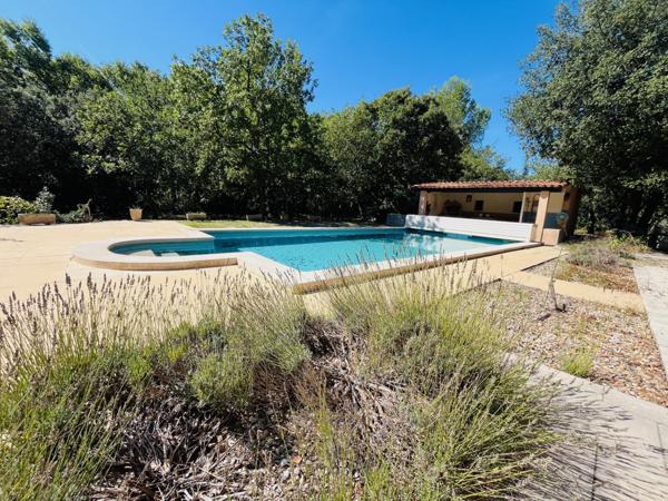 Saint-Saturnin-lès-Apt (84490) Villa avec piscine sur 6000 m² de terrain