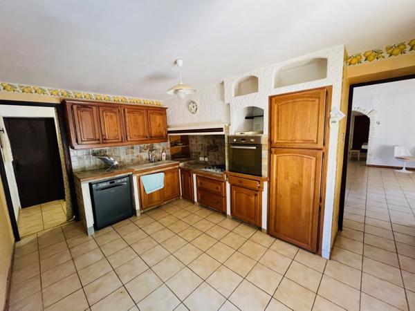 Saint-Saturnin-lès-Apt (84490) Villa avec piscine sur 6000 m² de terrain