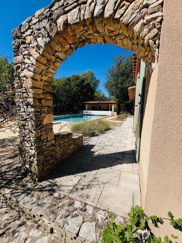 Saint-Saturnin-lès-Apt (84490) Villa avec piscine sur 6000 m² de terrain