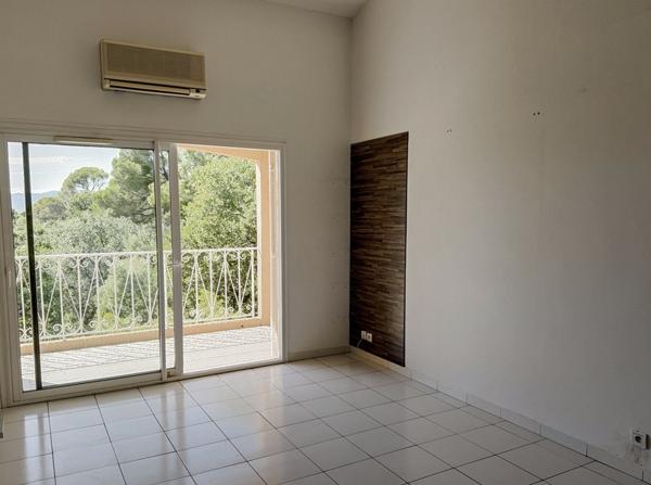 Saint-Raphaël (83700) Saint Raphaël : appartement 2 pièces + une grande mezzanine avec terrasse, garage et place de parking privativ