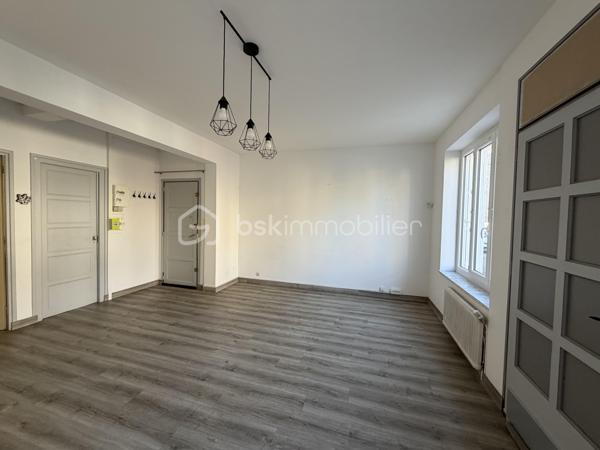 EXCLUSIVITÉ – Evan REBILLON – BSK Immobilier - Venez découvrir en exclusivité cet appartement situé en rez-de-chaussée, dans un quartier très calme et à proximité de toutes les commodités. Il bénéficie d’une entrée privative, offrant un accès indépendant au logement.

Description du bien :

Une belle pièce de vie d’environ 20 m²
Une cuisine aménagée et équipée
Une chambre
Une salle de bains et des WC séparés
Une terrasse privative

Les prestations et informations complémentaires :

Double vitrage
Chaudière remplacée en 2024
Syndic bénévole
Taxe foncière d’environ 500 € par an
Une cave d’environ 6 m², idéale pour le stockage

Les atouts du bien :

Un environnement calme
Un emplacement proche des commodités
Une entrée privative
Une belle pièce de vie
Une terrasse privative
Une cave offrant un espace de rangement supplémentaire

Un bien à découvrir sans tarder !