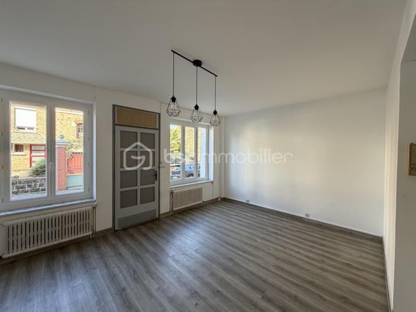 EXCLUSIVITÉ – Evan REBILLON – BSK Immobilier - Venez découvrir en exclusivité cet appartement situé en rez-de-chaussée, dans un quartier très calme et à proximité de toutes les commodités. Il bénéficie d’une entrée privative, offrant un accès indépendant au logement.

Description du bien :

Une belle pièce de vie d’environ 20 m²
Une cuisine aménagée et équipée
Une chambre
Une salle de bains et des WC séparés
Une terrasse privative

Les prestations et informations complémentaires :

Double vitrage
Chaudière remplacée en 2024
Syndic bénévole
Taxe foncière d’environ 500 € par an
Une cave d’environ 6 m², idéale pour le stockage

Les atouts du bien :

Un environnement calme
Un emplacement proche des commodités
Une entrée privative
Une belle pièce de vie
Une terrasse privative
Une cave offrant un espace de rangement supplémentaire

Un bien à découvrir sans tarder !
