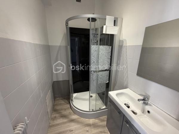 EXCLUSIVITÉ – Evan REBILLON – BSK Immobilier - Venez découvrir en exclusivité cet appartement situé en rez-de-chaussée, dans un quartier très calme et à proximité de toutes les commodités. Il bénéficie d’une entrée privative, offrant un accès indépendant au logement.

Description du bien :

Une belle pièce de vie d’environ 20 m²
Une cuisine aménagée et équipée
Une chambre
Une salle de bains et des WC séparés
Une terrasse privative

Les prestations et informations complémentaires :

Double vitrage
Chaudière remplacée en 2024
Syndic bénévole
Taxe foncière d’environ 500 € par an
Une cave d’environ 6 m², idéale pour le stockage

Les atouts du bien :

Un environnement calme
Un emplacement proche des commodités
Une entrée privative
Une belle pièce de vie
Une terrasse privative
Une cave offrant un espace de rangement supplémentaire

Un bien à découvrir sans tarder !