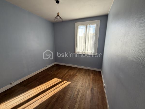 EXCLUSIVITÉ – Evan REBILLON – BSK Immobilier - Venez découvrir en exclusivité cet appartement situé en rez-de-chaussée, dans un quartier très calme et à proximité de toutes les commodités. Il bénéficie d’une entrée privative, offrant un accès indépendant au logement.

Description du bien :

Une belle pièce de vie d’environ 20 m²
Une cuisine aménagée et équipée
Une chambre
Une salle de bains et des WC séparés
Une terrasse privative

Les prestations et informations complémentaires :

Double vitrage
Chaudière remplacée en 2024
Syndic bénévole
Taxe foncière d’environ 500 € par an
Une cave d’environ 6 m², idéale pour le stockage

Les atouts du bien :

Un environnement calme
Un emplacement proche des commodités
Une entrée privative
Une belle pièce de vie
Une terrasse privative
Une cave offrant un espace de rangement supplémentaire

Un bien à découvrir sans tarder !