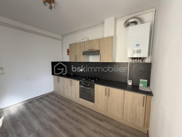EXCLUSIVITÉ – Evan REBILLON – BSK Immobilier - Venez découvrir en exclusivité cet appartement situé en rez-de-chaussée, dans un quartier très calme et à proximité de toutes les commodités. Il bénéficie d’une entrée privative, offrant un accès indépendant au logement.

Description du bien :

Une belle pièce de vie d’environ 20 m²
Une cuisine aménagée et équipée
Une chambre
Une salle de bains et des WC séparés
Une terrasse privative

Les prestations et informations complémentaires :

Double vitrage
Chaudière remplacée en 2024
Syndic bénévole
Taxe foncière d’environ 500 € par an
Une cave d’environ 6 m², idéale pour le stockage

Les atouts du bien :

Un environnement calme
Un emplacement proche des commodités
Une entrée privative
Une belle pièce de vie
Une terrasse privative
Une cave offrant un espace de rangement supplémentaire

Un bien à découvrir sans tarder !