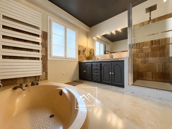 PAU (64) –  À VENDRE - Maison familiale de 213 m² - 5 chambres, bureau et piscine.