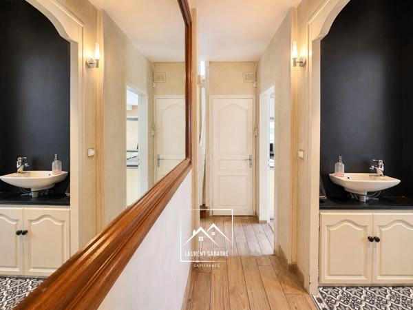 PAU (64) –  À VENDRE - Maison familiale de 213 m² - 5 chambres, bureau et piscine.