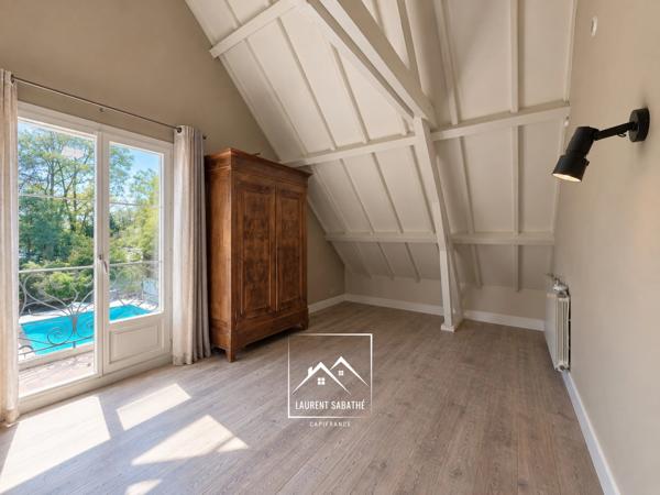 PAU (64) –  À VENDRE - Maison familiale de 213 m² - 5 chambres, bureau et piscine.