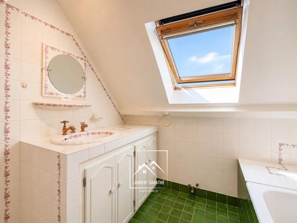 PAU (64) –  À VENDRE - Maison familiale de 213 m² - 5 chambres, bureau et piscine.